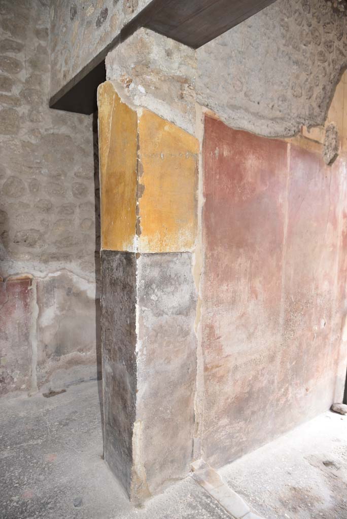 V.4.a Pompeii. March 2018. 
Looking west along south wall of entrance corridor/fauces, with doorway to storeroom ‘d’, on left.   
Foto Annette Haug, ERC Grant 681269 DÉCOR

