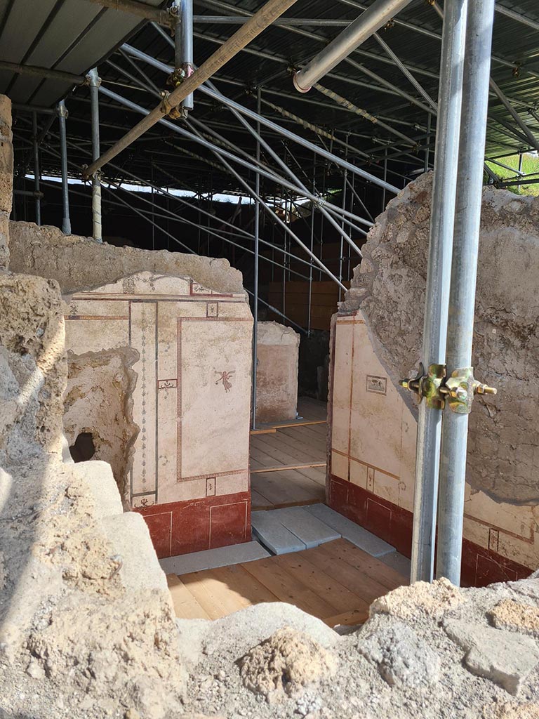 V.6.11 Pompeii. October 2024.  
Looking south-east across cubiculum 10, through doorway, with doorway to another room, at rear.   
Photo courtesy of Klaus Heese.
