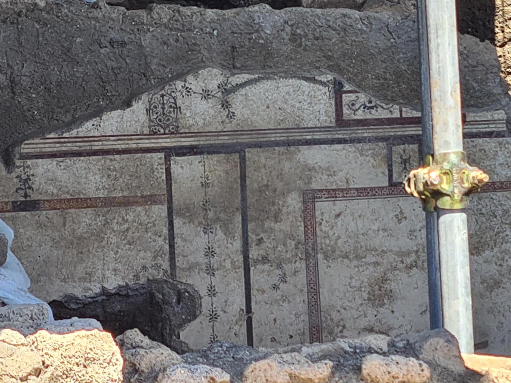 V.6.11 Pompei (part), on left, V.6.10, V.6.9, on right, Pompeii. October 2022. 
Looking towards front façade on east side of Via del Vesuvio. Photo courtesy of Klaus Heese.

