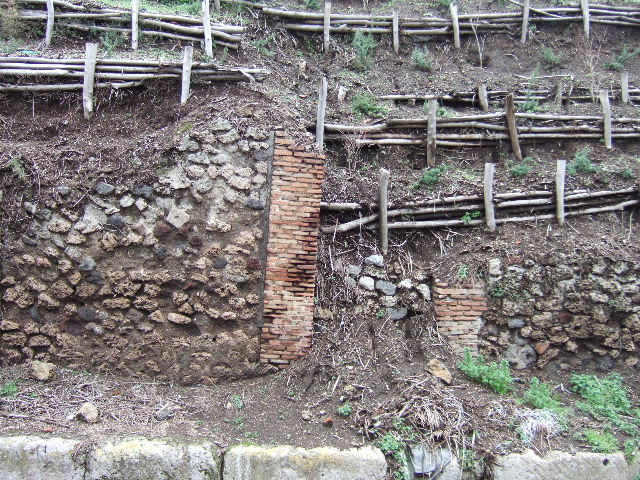 V.6.12, on left. December 2005. Front façade, with doorway to V.6.11, on right. 