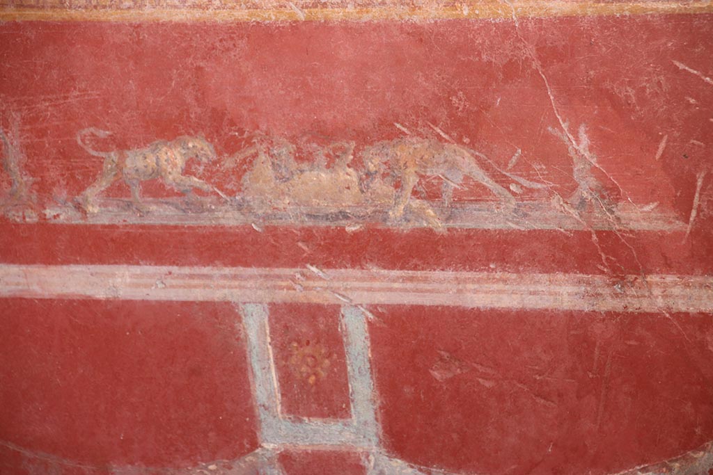 V.6.12 Pompeii. October 2024. Cubiculum 9, detail from lower centre of south wall. Photo courtesy of Klaus Heese.