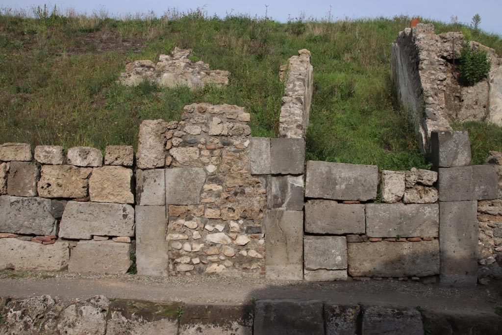 V.6.13 Pompeii (on right). October 2022. Entrance doorways, with V.6.14, on left. Photo courtesy of Klaus Heese.