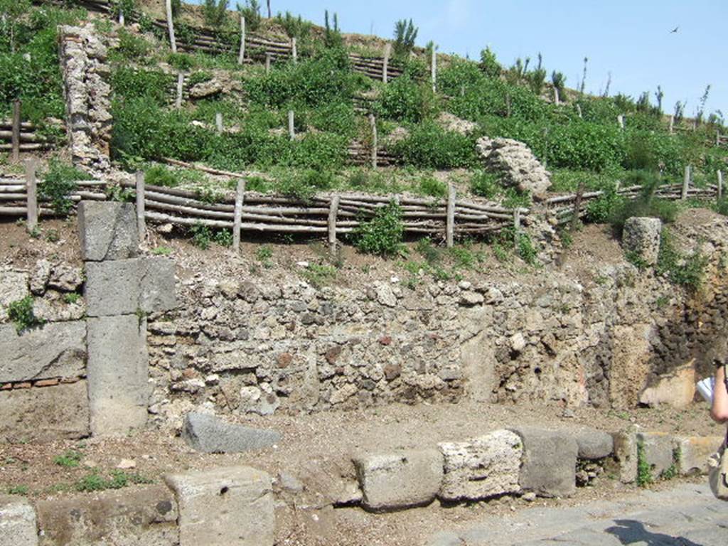 V.6.13 Pompeii. May 2006. Façade on south side of entrance doorway, with site of painted plaster, on right.