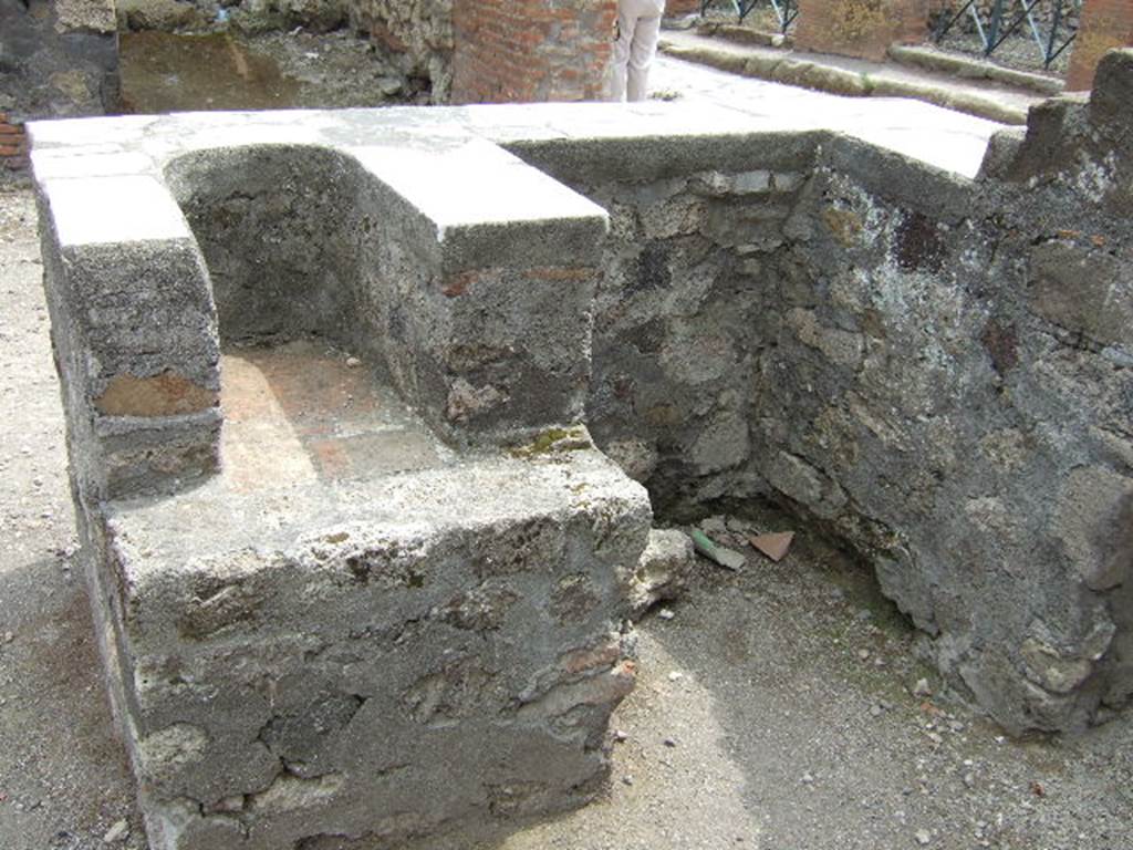 VI.1.5 Pompeii. May 2006. Rear of counter, and area of hearth in counter.