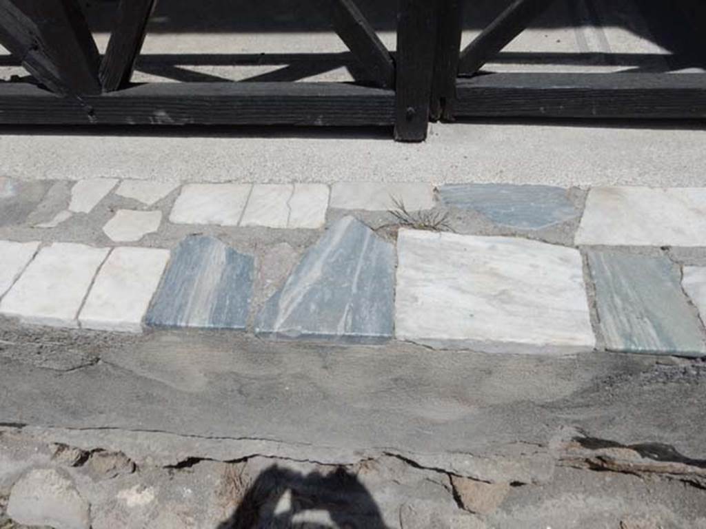 VI.1.8 Pompeii. May 2017. High threshold of large doorway from Via Consolare leading directly into the atrium of VI.1.7. Photo courtesy of Buzz Ferebee.
