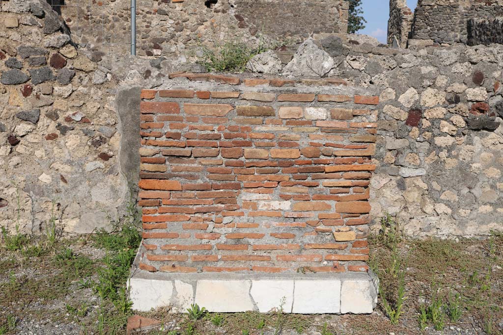VI.1.13 Pompeii. December 2018. East wall, with remains of marble clad pedestal or statue base? Photo courtesy of Aude Durand.