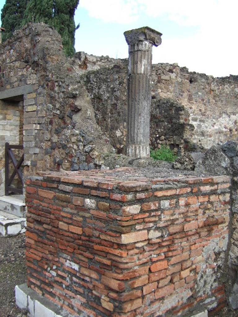 VI.1.13 Pompeii. May 2006. 
Looking towards south side of marble clad pedestal or statue base, and doorway to VI.1.22, on left.

