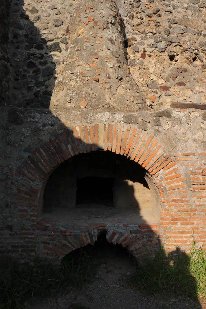 VI.2.6 Pompeii. December 2018. Oven. Photo courtesy of Aude Durand.