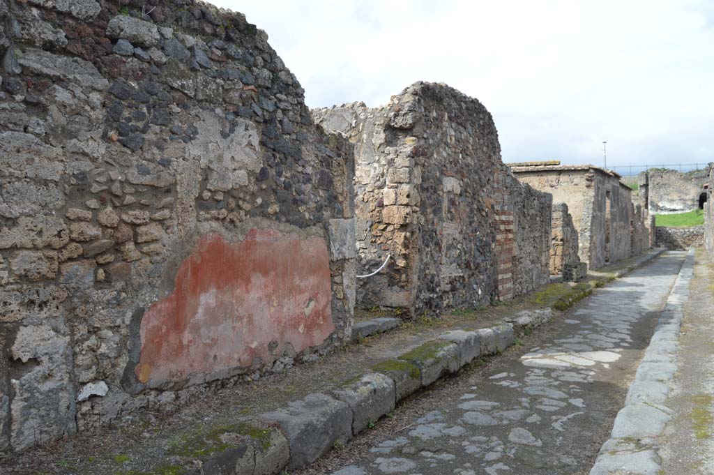 VI.2.25, Pompeii. March 2018. Looking north-west towards doorway, in centre, on west side of Vicolo di Modesto.
Foto Taylor Lauritsen, ERC Grant 681269 DCOR.
