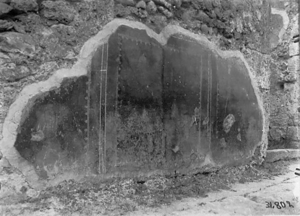 VI.2.25 Pompeii. Undated photograph. 
Looking towards painted decoration on south side of entrance doorway in Vicolo di Modesto.
DAIR 31.802. Photo  Deutsches Archologisches Institut, Abteilung Rom, Arkiv. 
Foto Taylor Lauritsen, ERC Grant 681269 DCOR.
According to PPM 
The external facade to the south of the entrance doorway had a red zoccolo/dado subdivided into three panels with carpet borders of two parallel lines.
(Facciata esterna a S dellingresso: zoccolo rosso suddiviso in tre pannelli con bordi di tappeto a due linee parallele).
See Carratelli, G. P., 1990-2003. Pompei: Pitture e Mosaici.4. Roma: Istituto della enciclopedia italiana, p. 270.
