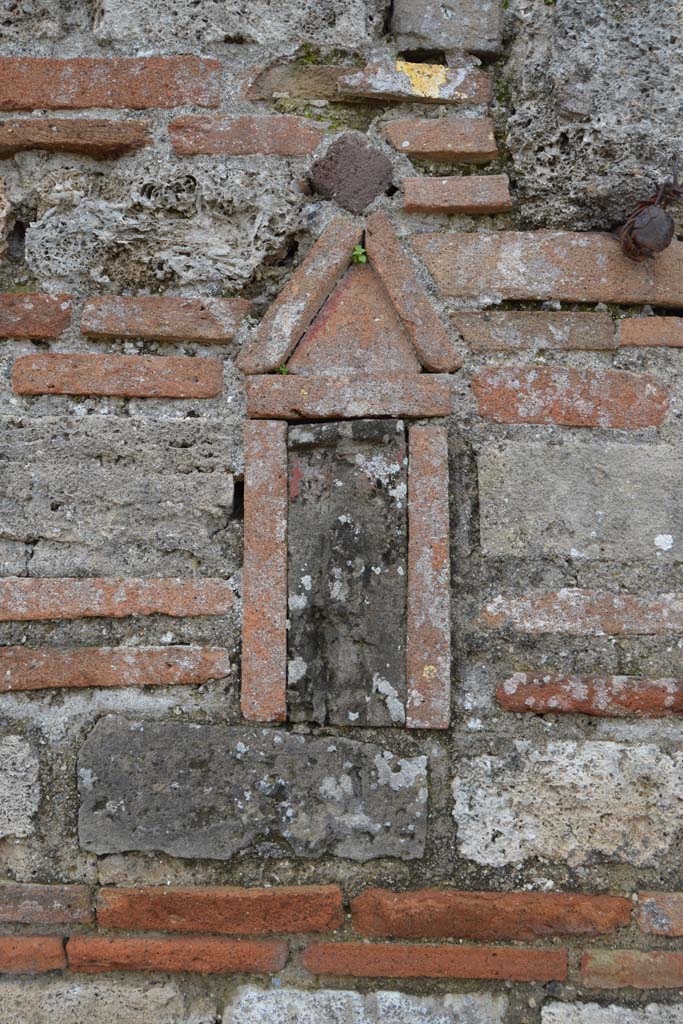 VI.2.25 or VI.2.24 Pompeii. March 2018. Terracotta plaque with phallus decoration set into brick pilaster between VI.2.25 and VI.2.24.
Foto Taylor Lauritsen, ERC Grant 681269 DCOR.
