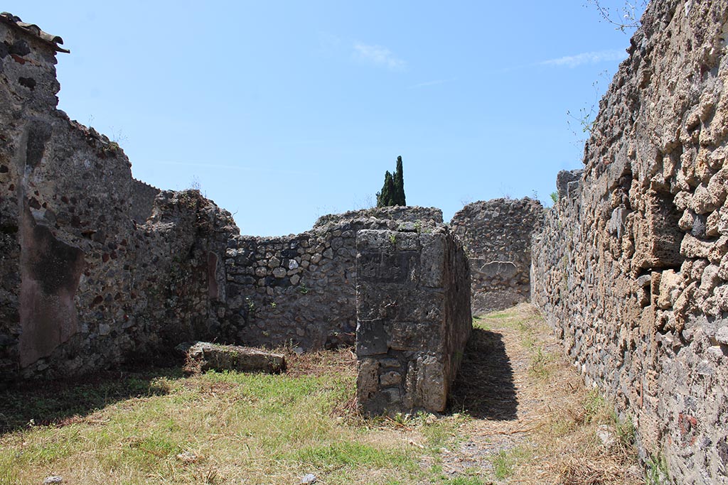 VI.2.29 Pompeii. June 2023. Room 4, left, and corridors 5 and 7, right.
Photo courtesy of Jessica Mingoia.
