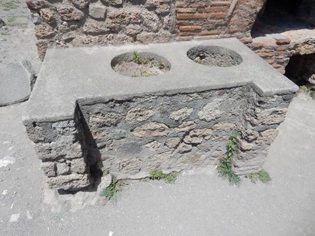 VI.6.17 Pompeii. May 2017. Detail of bench on west side of oven. Photo courtesy of Buzz Ferebee.