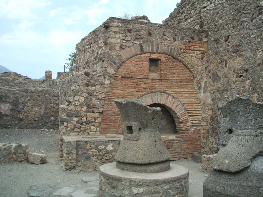 VI.6.17 Pompeii. May 2005. 
Looking north from bakery room into room at its rear, possibly used as a storeroom or a room for raising the bread-dough.
