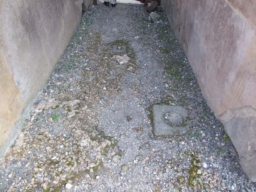 VI.7.6 Pompeii. March 2009. Floor of entrance corridor or fauces.