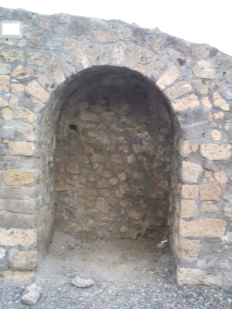 VI.7.11 Pompeii. May 2005. Recess in north wall of atrium.