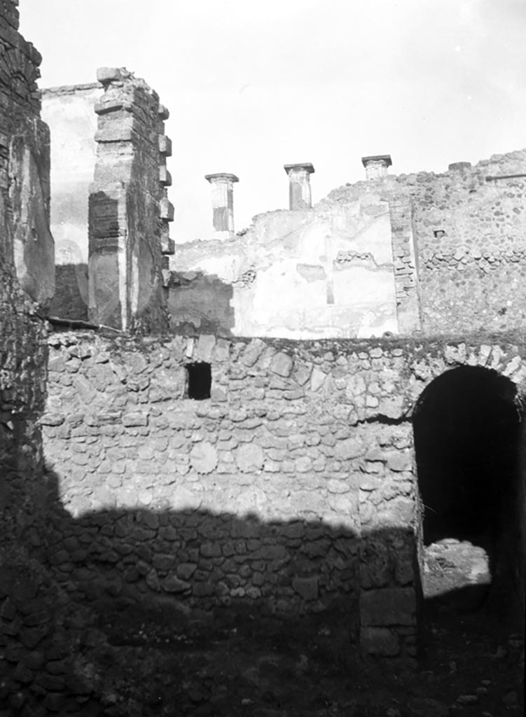 VI.9.5 Pompeii. W729. Looking north towards entrance to corridor and underground kitchen, on lower level.
On the left of the upper level are the doorways from the tablinum 26, and triclinium 27 onto the peristyle portico at 29/30.
Taken from near VI.9.10 at rear.
Photo by Tatiana Warscher. Photo © Deutsches Archäologisches Institut, Abteilung Rom, Arkiv. 
