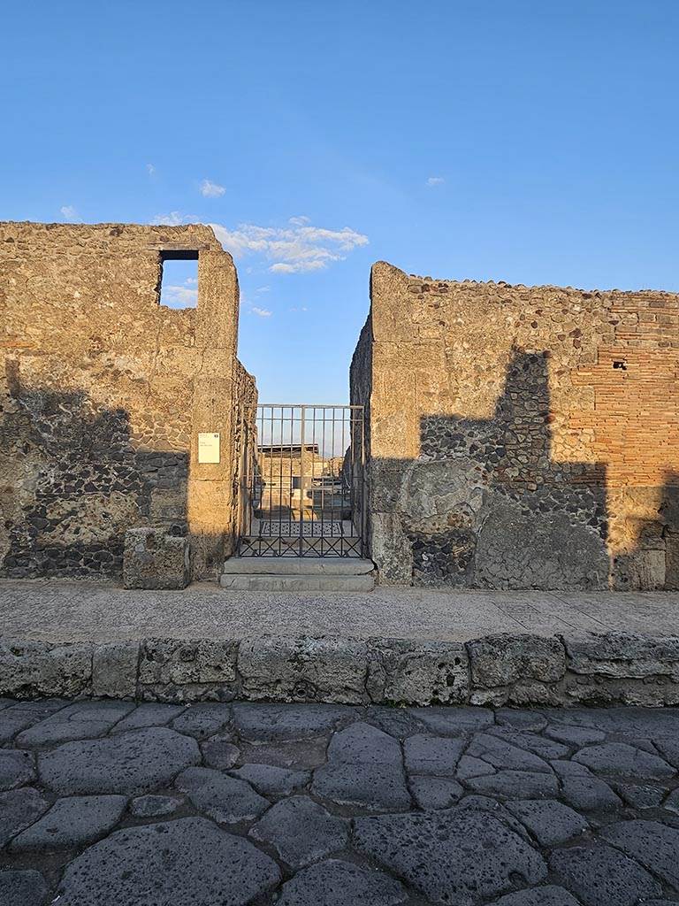 VI.10.7 Pompeii. November 2024. Looking east on Via di Mercurio. Photo courtesy of Annette Haug.