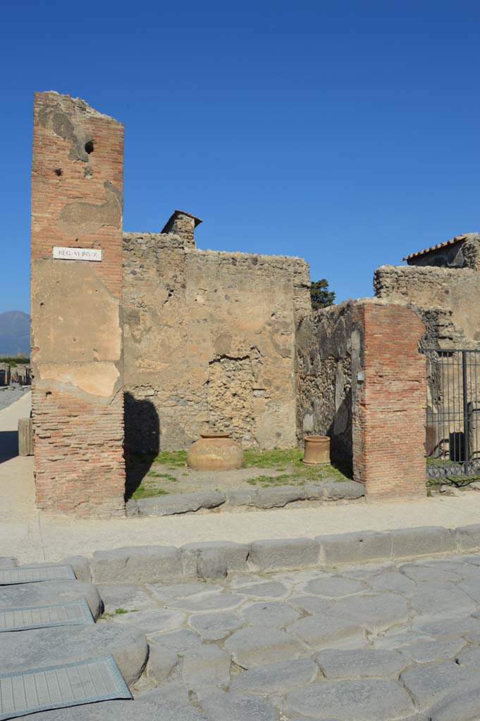 VI.10.10 Pompeii. October 2017. 
Looking north to shop, on corner of Via di Mercurio, on left, and Via della Fortuna.
Foto Taylor Lauritsen, ERC Grant 681269 DCOR.
