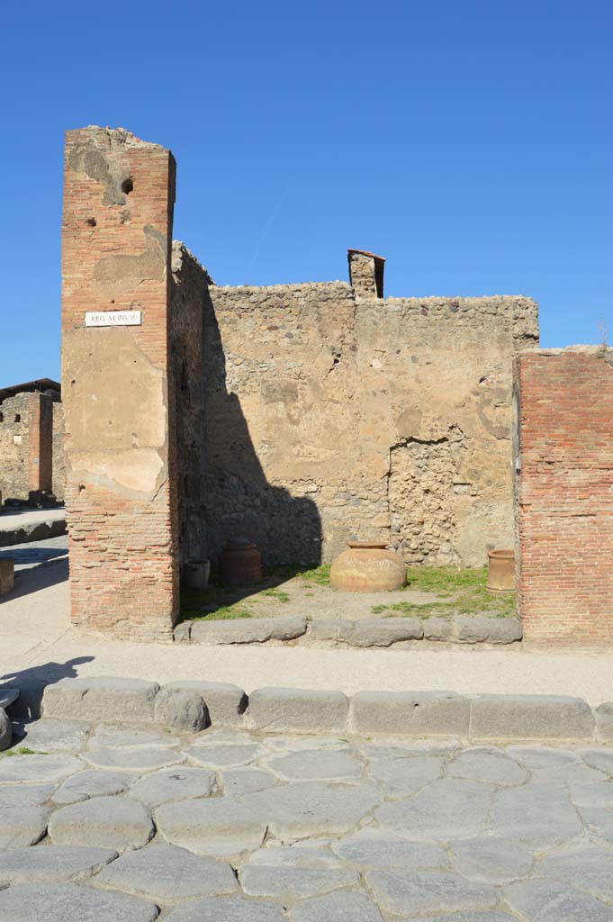 VI.10.10 Pompeii. October 2017. Looking north towards shop.
Foto Taylor Lauritsen, ERC Grant 681269 DCOR.
