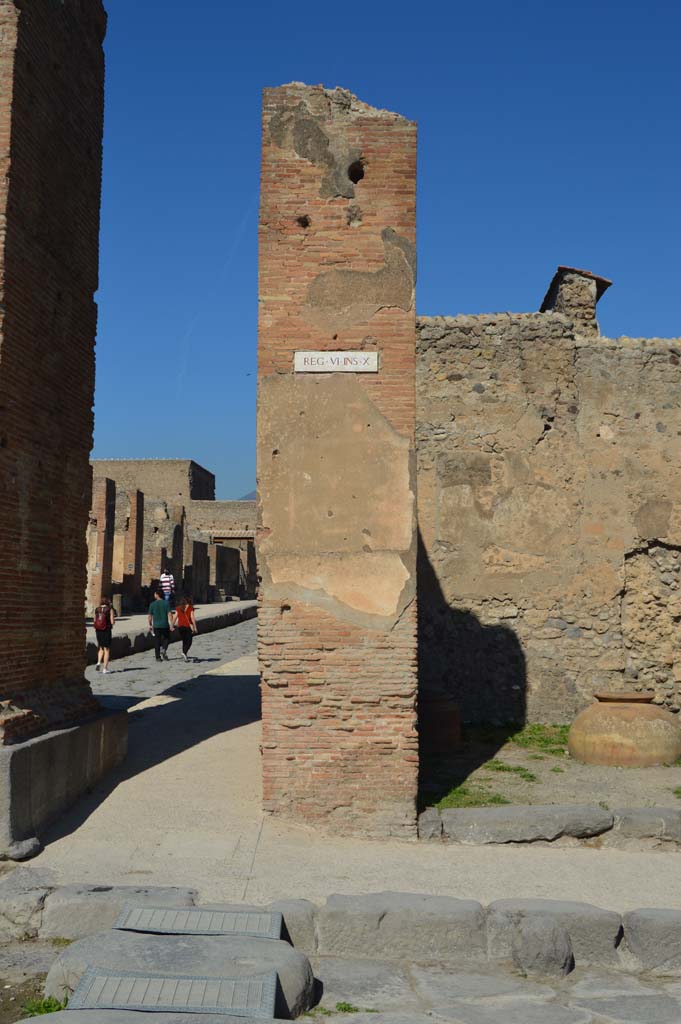 VI.10.10 Pompeii. October 2017. 
Looking north to pilaster on west side of entrance doorway, with arch in Via di Mercurio, on left.
Foto Taylor Lauritsen, ERC Grant 681269 DCOR.

