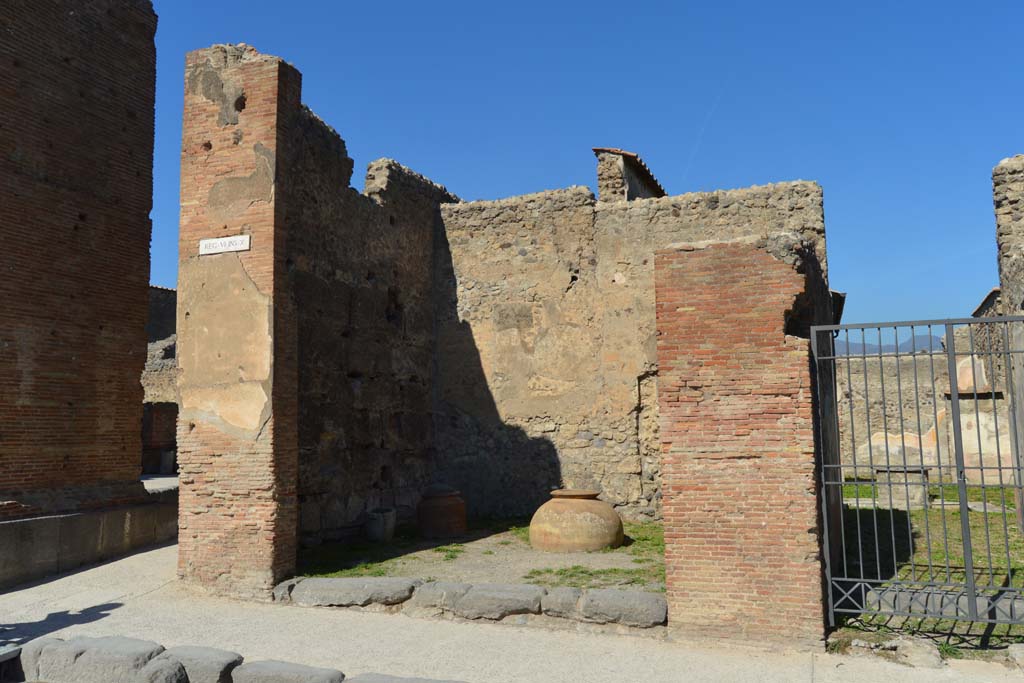 VI.10.10 Pompeii. October 2017. 
Looking north-west towards side of Arch, Via di Mercurio and west side of shop, with VI.10.11, on right.
Foto Taylor Lauritsen, ERC Grant 681269 DCOR.
