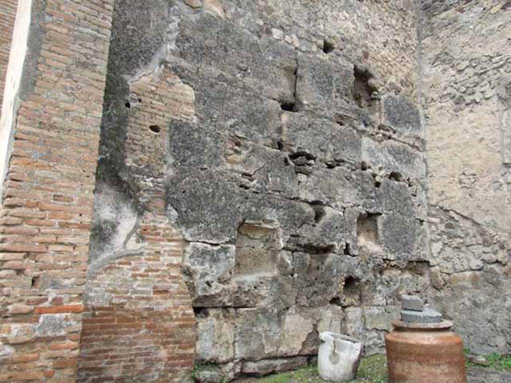 VI.10.10 Pompeii. May 2010. West wall. According to Eschebach, on the left of the shop would have been the stairs and a niche lararium. See Eschebach, L., 1993. Gebudeverzeichnis und Stadtplan der antiken Stadt Pompeji. Kln: Bhlau. (p.195)
