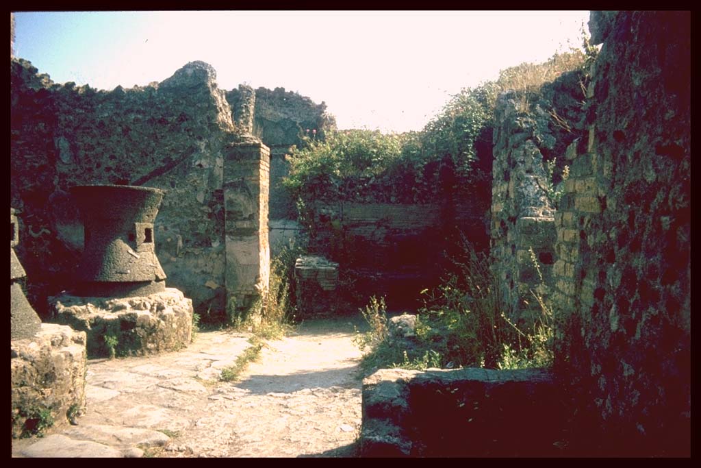 VI.14.32 Pompeii. Looking south towards oven.
Photographed 1970-79 by Günther Einhorn, picture courtesy of his son Ralf Einhorn.
