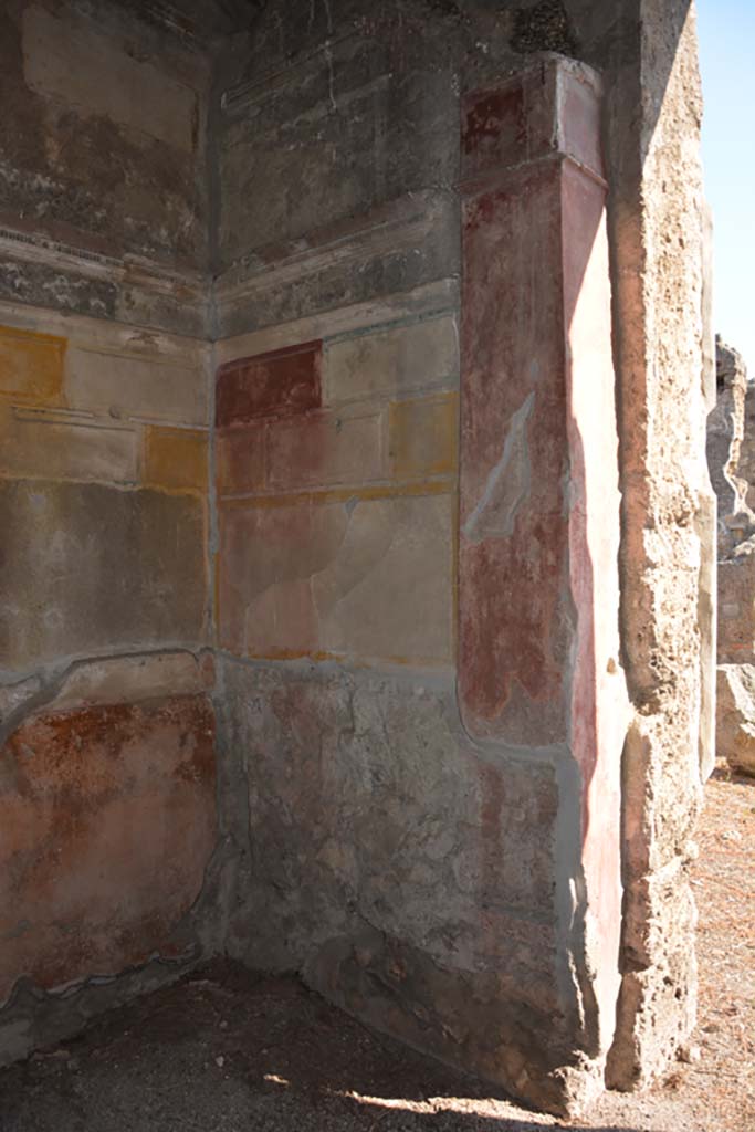 VI.14.38 Pompeii. September 2019. 
North-east corner, with doorway to atrium in east wall.
Foto Annette Haug, ERC Grant 681269 DÉCOR.

