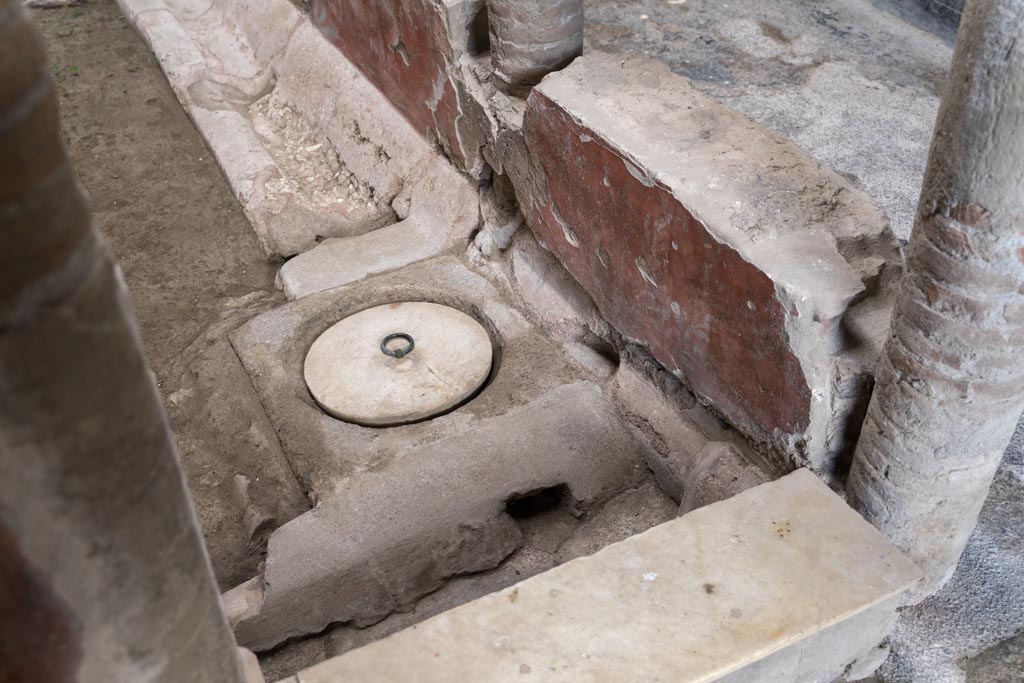 VI.15.1 Pompeii. March 2023. Detail of cistern mouth in courtyard/peristyle garden "s". Photo courtesy of Johannes Eber.