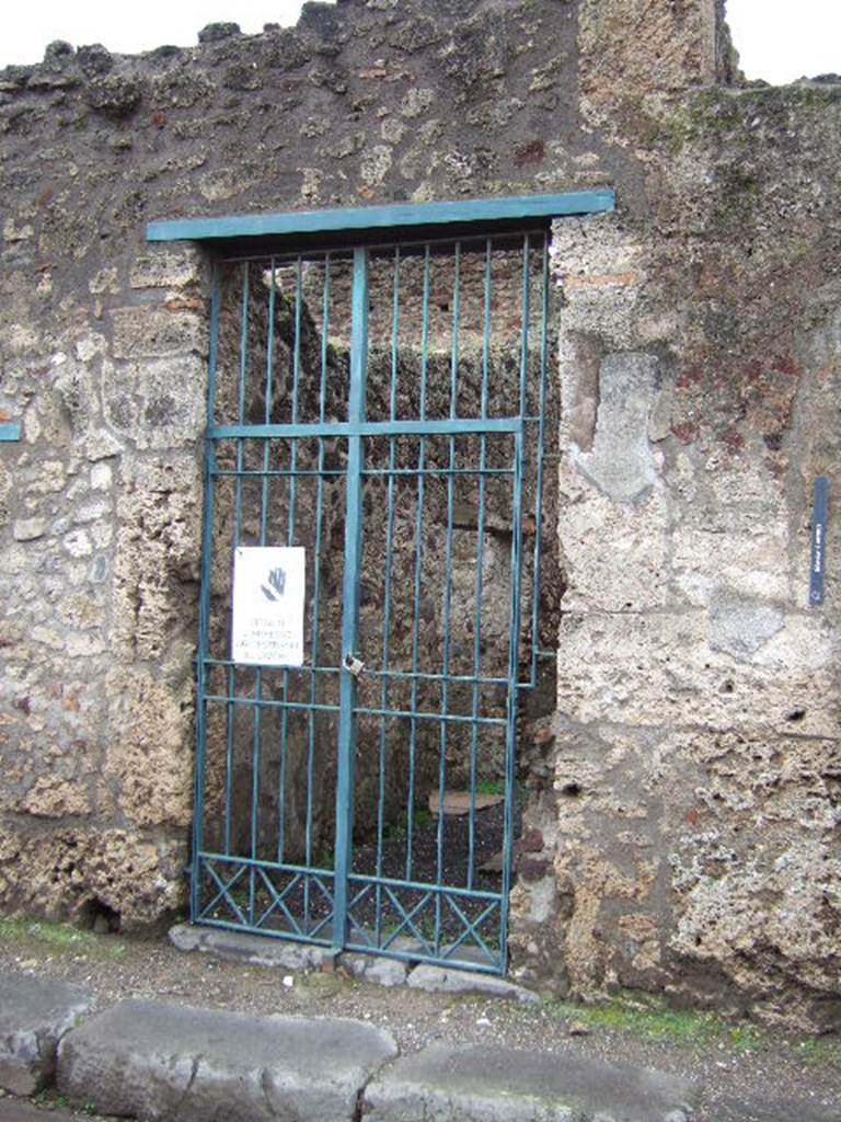VI.15.2 Pompeii. December 2005. Entrance doorway. According to Della Corte, found on the right side of the entrance doorway, between VI.15.2 and 3, was the graffito 
Appuleia cum Mustio vicino f(acit) et Narcissus vos rogat    [CIL IV 3527] 
See Della Corte, M., 1965.  Case ed Abitanti di Pompei. Napoli: Fausto Fiorentino. (p.66 and note 3)
According to Epigraphik-Datenbank Clauss/Slaby (See www.manfredclauss.de) it read -
Pupium 
/ 
IIvir(um) i(ure) d(icundo) o(ro) v(os) f(aciatis) Appuleia 
cum Mustio vicino f(acit) 
et Narcissus vos roga[t]        [CIL IV 3527]
