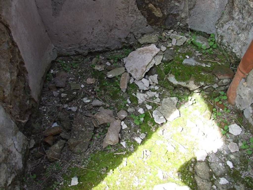 VI.16.28 Pompeii. March 2009. Room G, small room or cupboard, looking north. According to NdS, in the north-east corner was a low masonry base.
