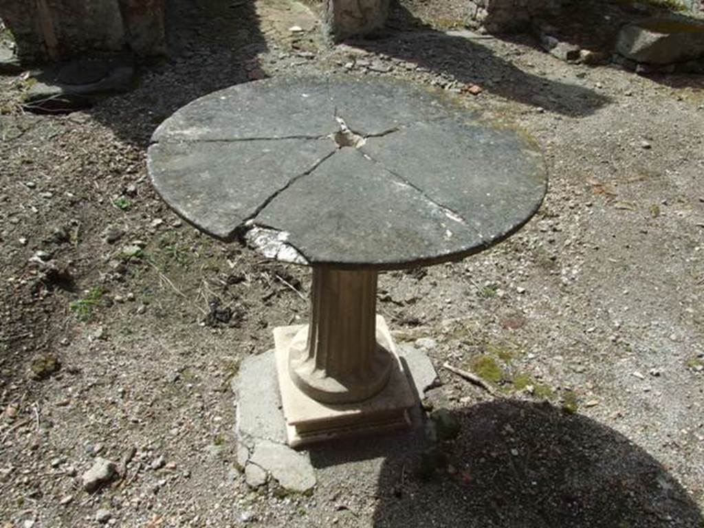 VI.16.28 Pompeii. March 2009. Room C, round table (c) in atrium.