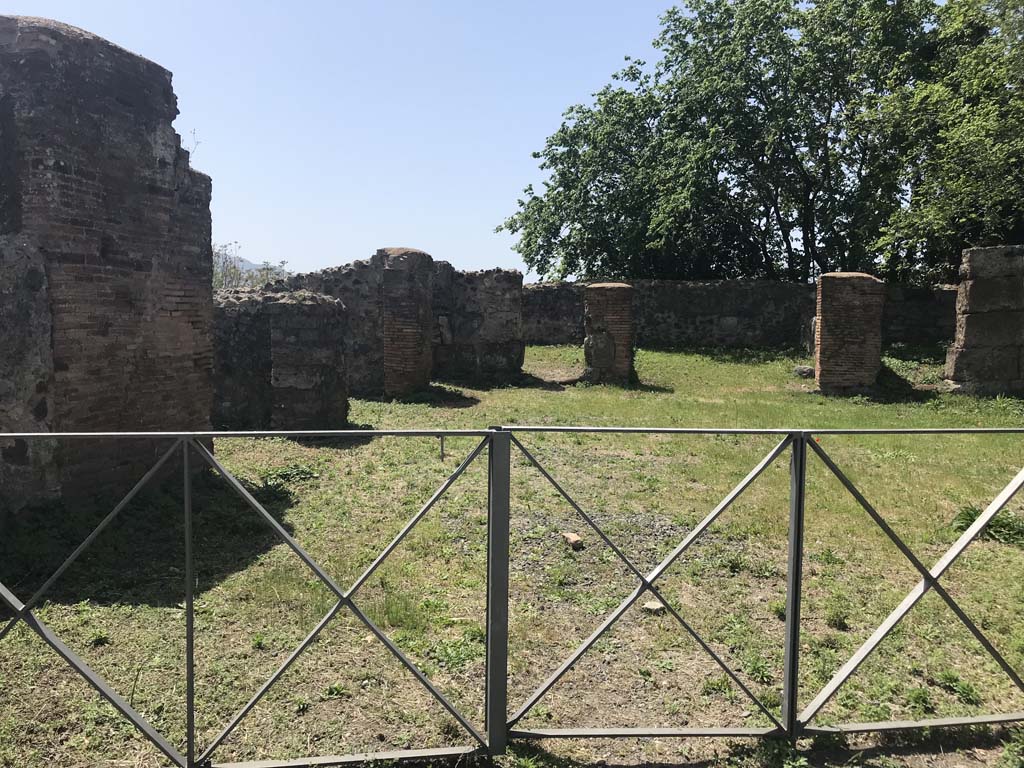 VI.17.01 Pompeii. April 2019. Looking west through entrance doorway. Photo courtesy of Rick Bauer.