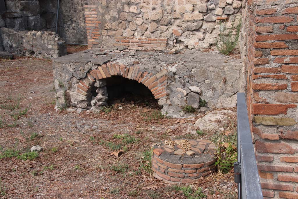 VI.17.1 Pompeii. September 2021. Hearth in kitchen on north side of entrance doorway. Photo courtesy of Klaus Heese.