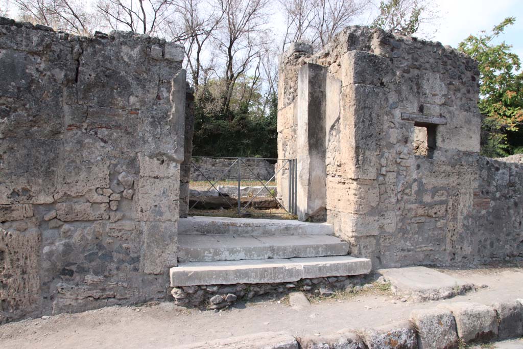 VI.17.17 Pompeii. September 2021. 
Looking west towards entrance doorway on Via Consolare with steps leading to vestibule. Photo courtesy of Klaus Heese.

