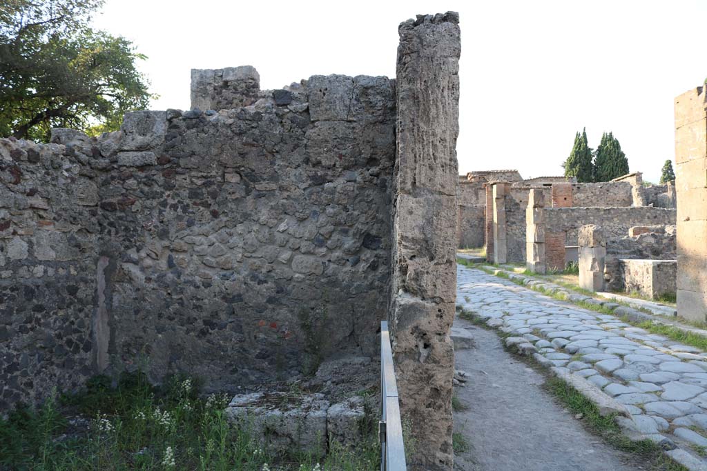 VI.17.18 Pompeii. December 2018. North wall of shop, and structure in north-east corner. Photo courtesy of Aude Durand.