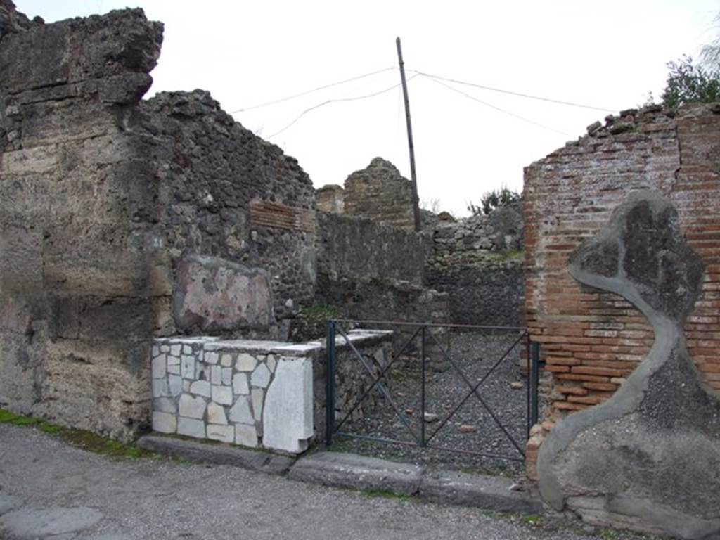 VI.17.30 Pompeii. May 2005. Entrance doorway, looking west.