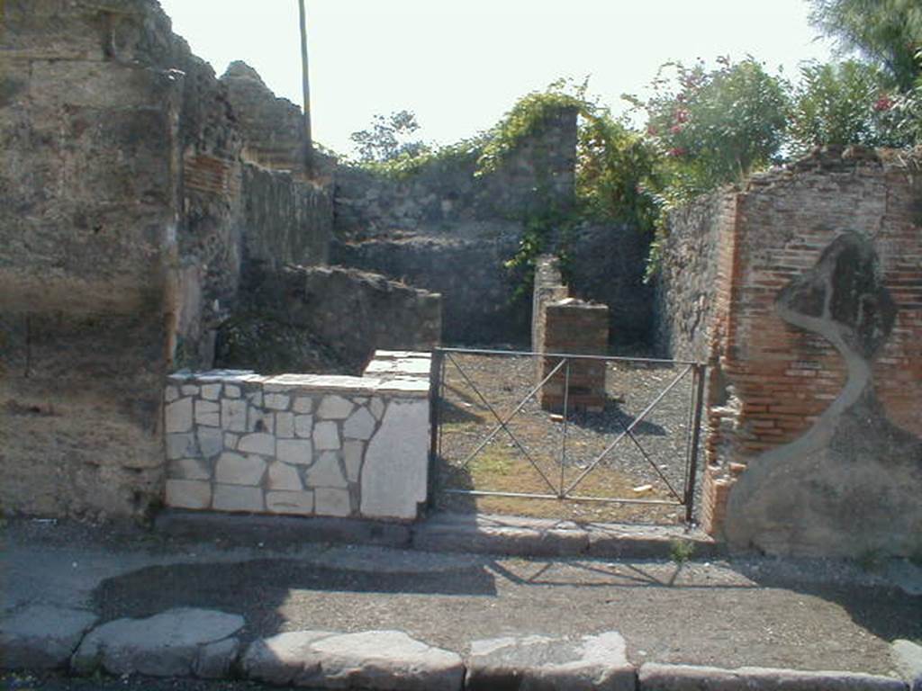 VI.17.31 Pompeii.  Dwelling with shop.  September 2004.  Entrance.