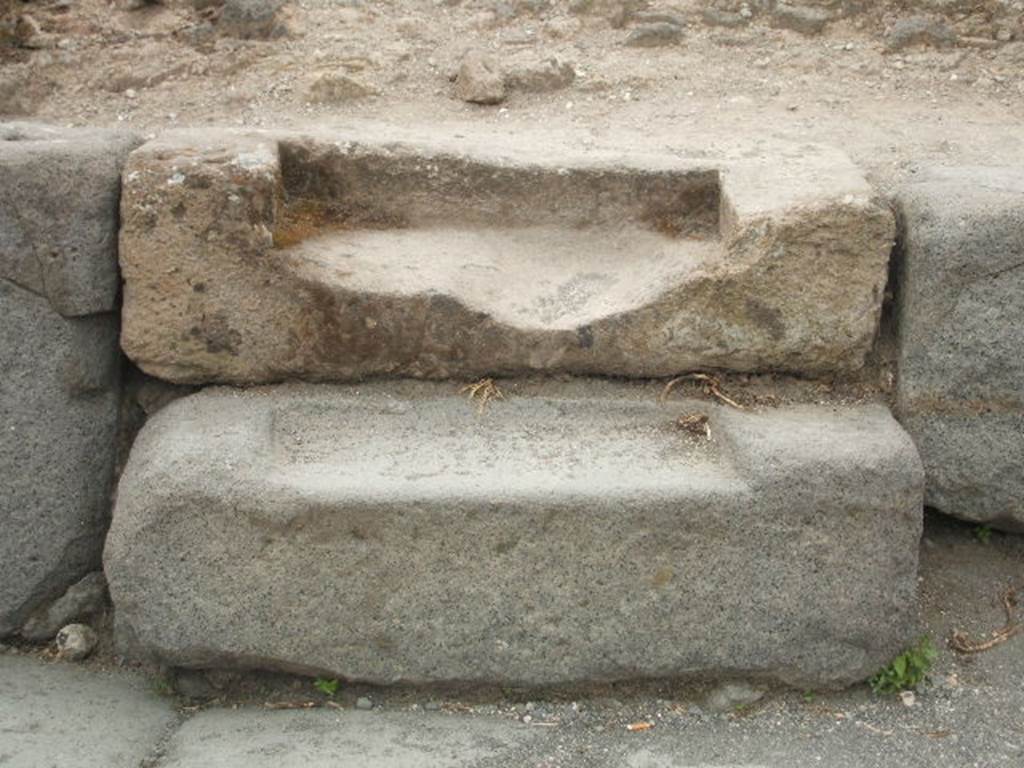 Steps in road outside VI.17.36, Pompeii.
