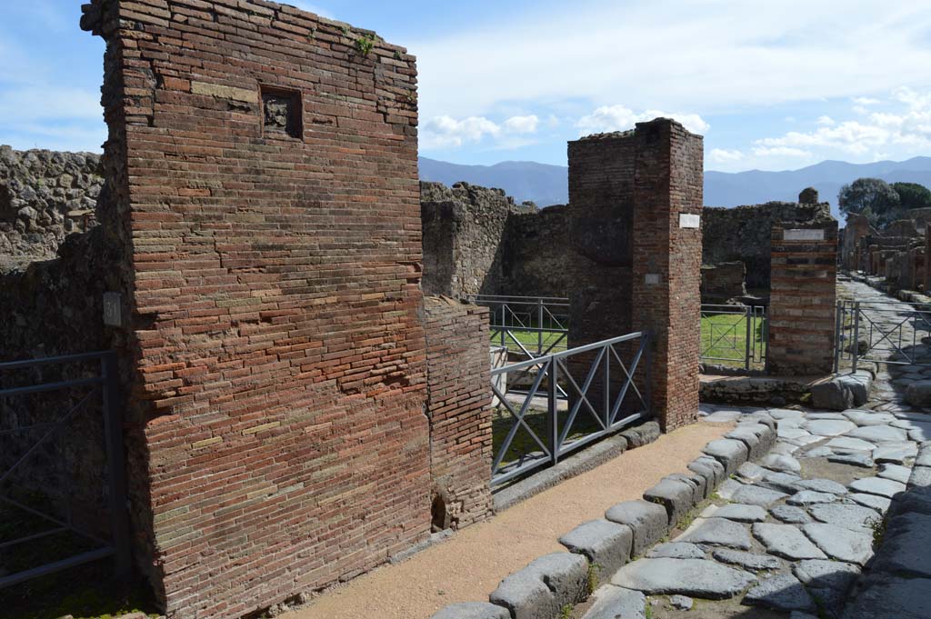 VII.2.32 Pompeii. March 2018. 
Looking south towards entrance doorway on corner of Vicolo Storto, at junction with Via degli Augustali, and Vicolo di Eumachia, on right ahead.
Foto Taylor Lauritsen, ERC Grant 681269 DCOR.
