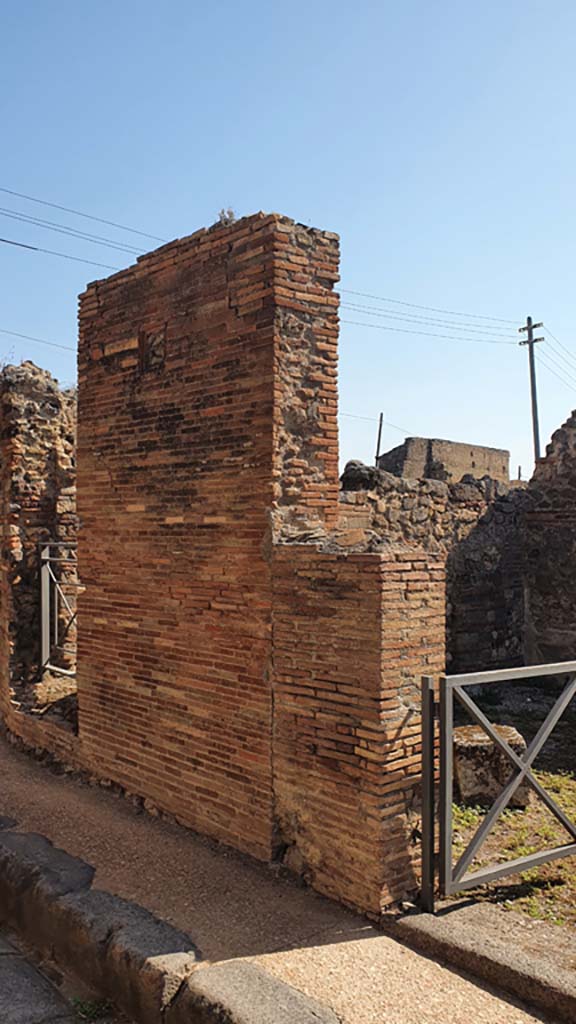 VII.2.32 Pompeii, on right. July 2021. Looking towards wall on north side of doorway. 
Foto Annette Haug, ERC Grant 681269 DCOR.


