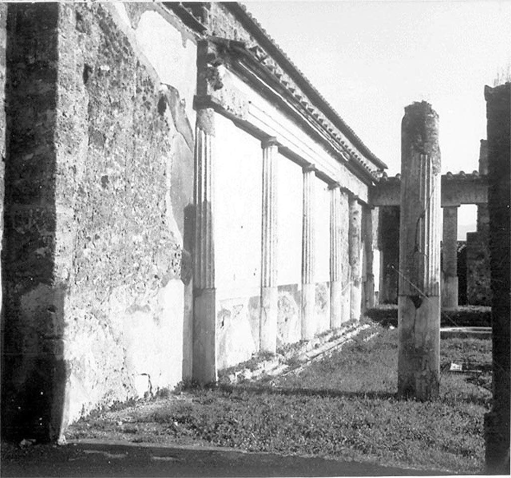 VII.4.59 Pompeii. House of the Black Wall, c.1970. Looking south in peristyle o.
DAIR 72.3587. Photo © Deutsches Archäologisches Institut, Abteilung Rom, Arkiv. 
