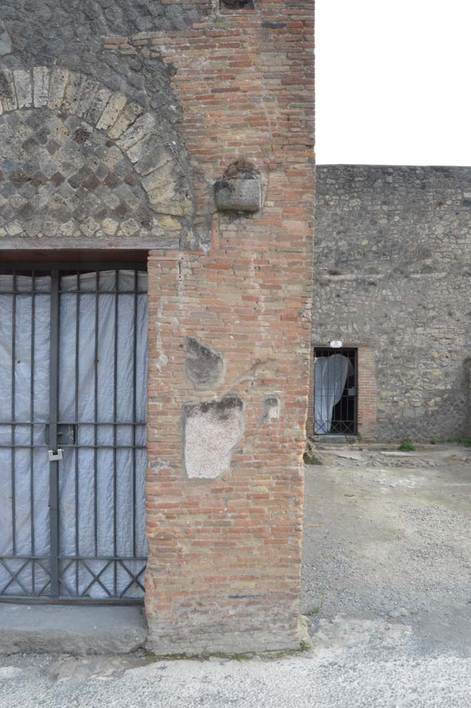 VII.5.2 Pompeii. March 2019. 
Detail of pilaster on west side of doorway, between VII.5.2, on left, and VII.5.3, on right.
Foto Taylor Lauritsen, ERC Grant 681269 DCOR.


