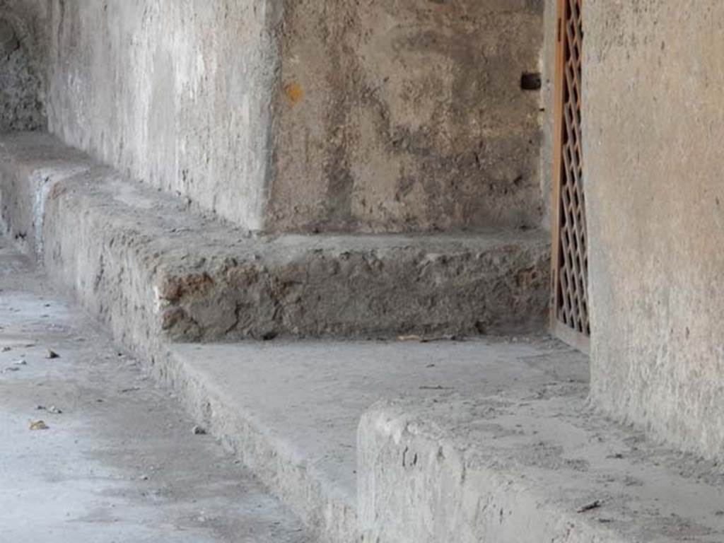 VII.5.24 Pompeii. May 2015. Detail of the benches turning the corner into a room said to be an oecus or exedra (9). Photo courtesy of Buzz Ferebee.
