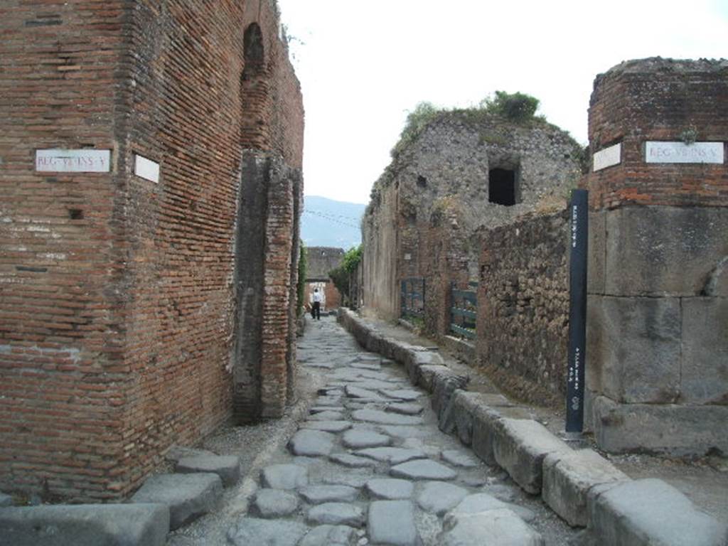  VII.5  Pompeii. May 2005.  Vicolo delle Terme looking south.        VII.6.14  