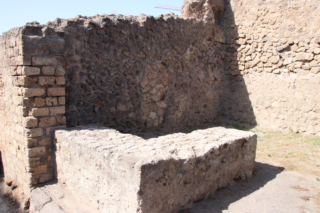 VII.7.3 Pompeii. October 2023. Looking west across two-sided counter. Photo courtesy of Klaus Heese.