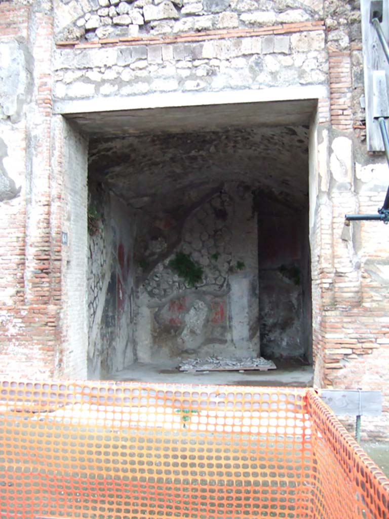 VII.9.68 Pompeii. December 2005. Entrance doorway to shop-room, looking north.