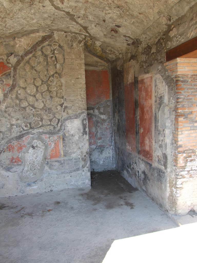 VII.9.68 Pompeii. March 2009. North-east corner, with alcove.