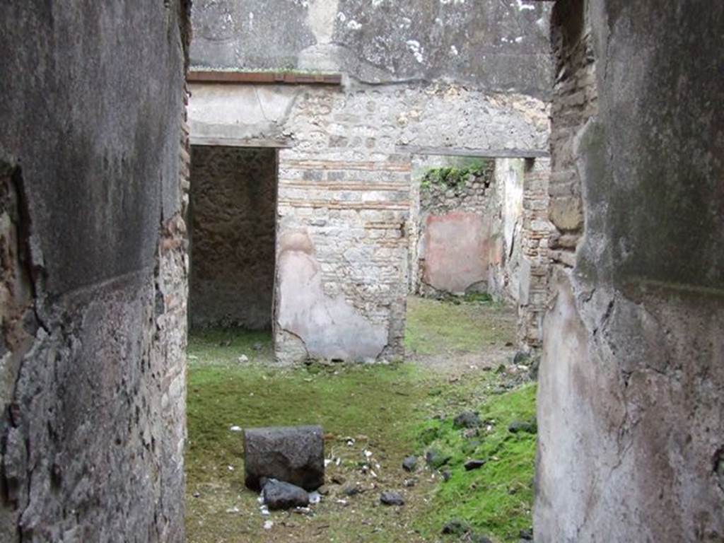 VII.11.11 Pompeii.  December 2006.  Looking from entrance across atrium.